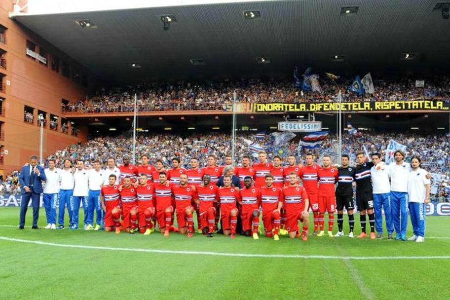 Foto di gruppo per la Sampdoria con squadra e staff al completo prima della sfida contro l&#39;Eintracht Francoforte, vinta 4-2 dai blucerchiati (LaPresse)